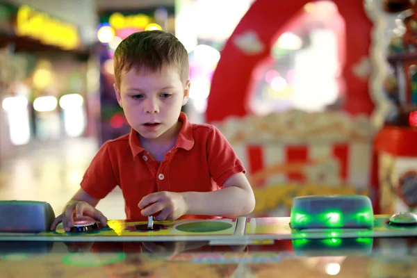 Criança se divertindo no centro de diversões — Fotografia de Stock