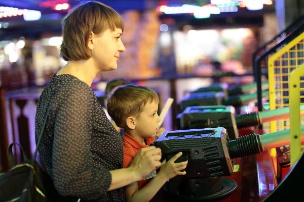 Mãe e filho brincando no centro de diversões — Fotografia de Stock