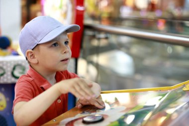 Lunaparkta oynayan çocuk