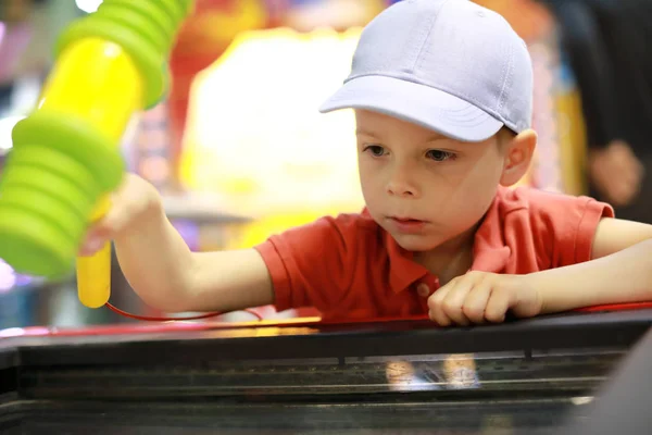 Chlapec hrající na zábavní centrum — Stock fotografie