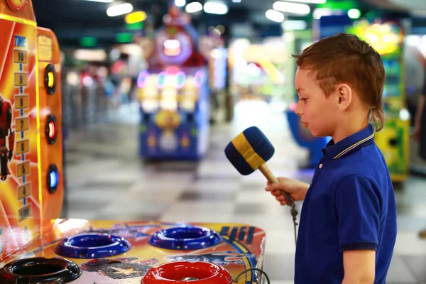 Çocuk lunaparkta oynuyor.