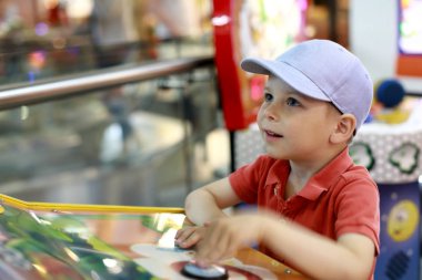 Lunaparkta oynayan mutlu çocuk