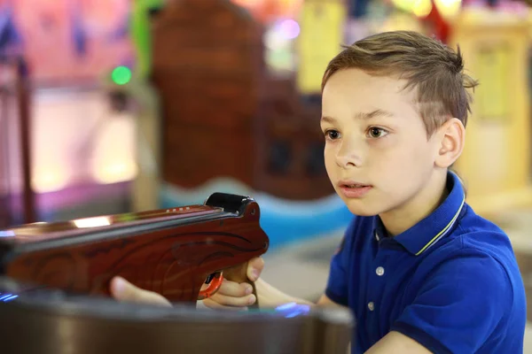 Jongen schiet kruisboog — Stockfoto