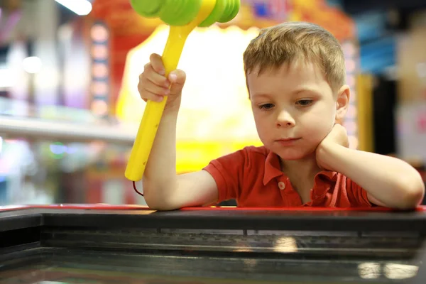 Child playing in entertainment center — Stock Photo, Image