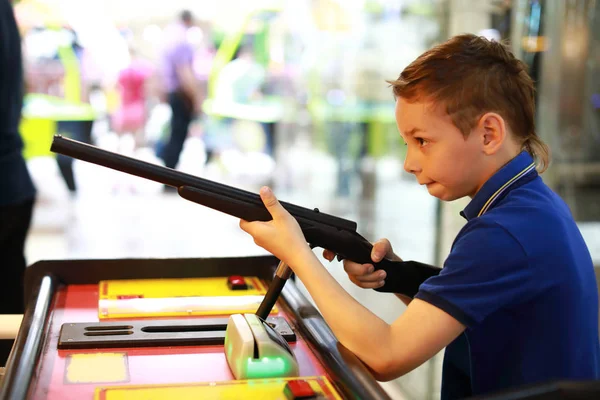 Αγόρι πυροβολεί με όπλο — Φωτογραφία Αρχείου