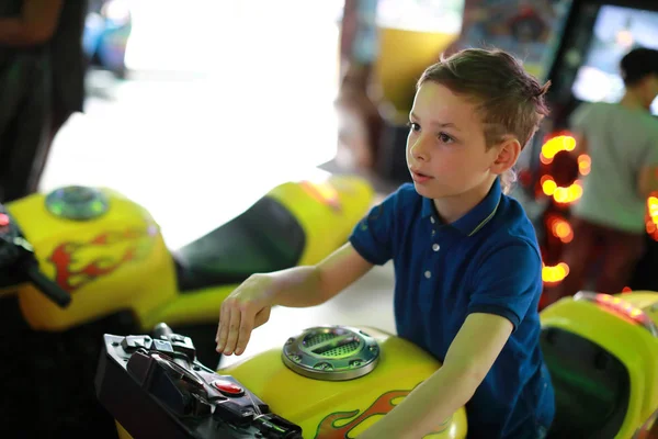 Niño jugando simulador de moto — Foto de Stock