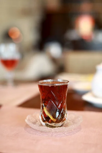 Armud vidro com chá preto — Fotografia de Stock