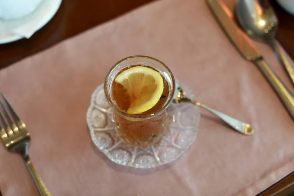 Bicchiere di fango con tè e limone — Foto Stock