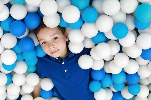 Ragazzo sdraiato nella fossa palla — Foto Stock