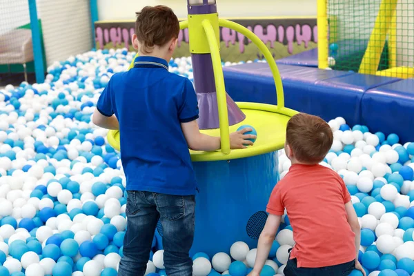 Broers spelen in Ballenbak — Stockfoto