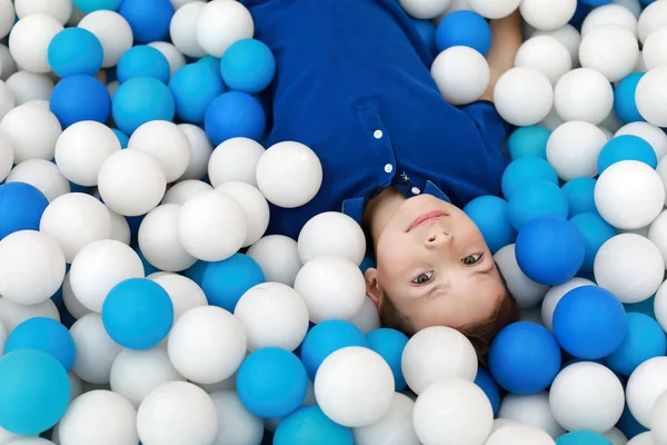 Niño acostado en bola pit — Foto de Stock