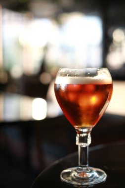 bira masa üzerinde bir fincan