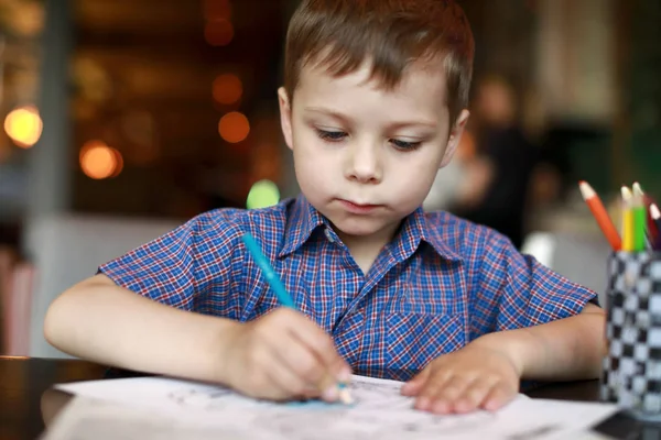 Pojke rita med penna — Stockfoto