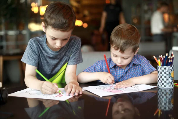 Brothers drawing with pencil — Stock Photo, Image