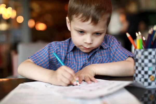 Child drawing with pencil — Stock Photo, Image
