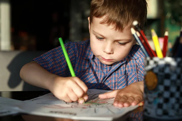 Kid drawing with pencil — Stock Photo, Image