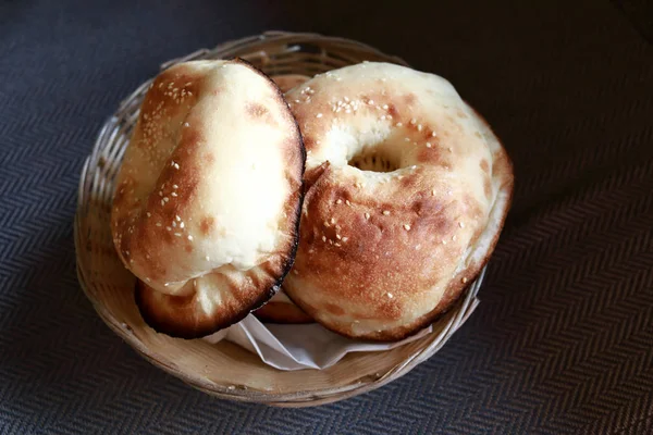 Basket with Uzbek bread — Stock Photo, Image