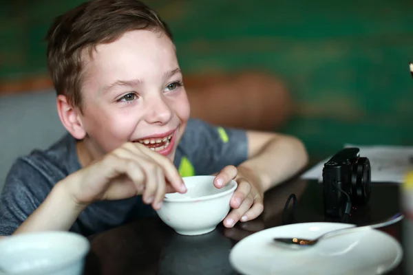 Criança feliz beber chá — Fotografia de Stock
