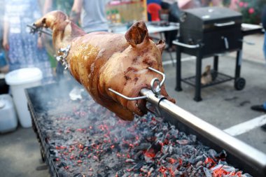 Şiş Domuz Pişirme