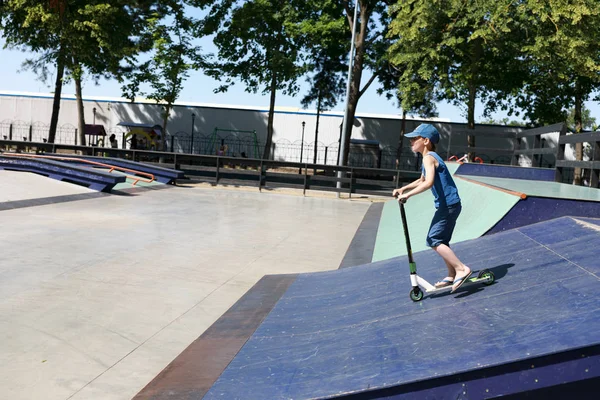 Kind fährt Roller — Stockfoto