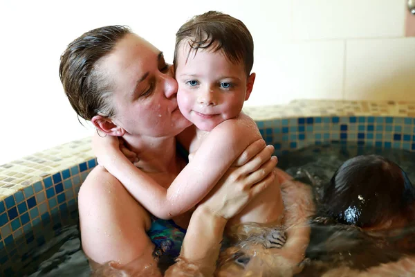 Mamma kysser hennes son — Stockfoto