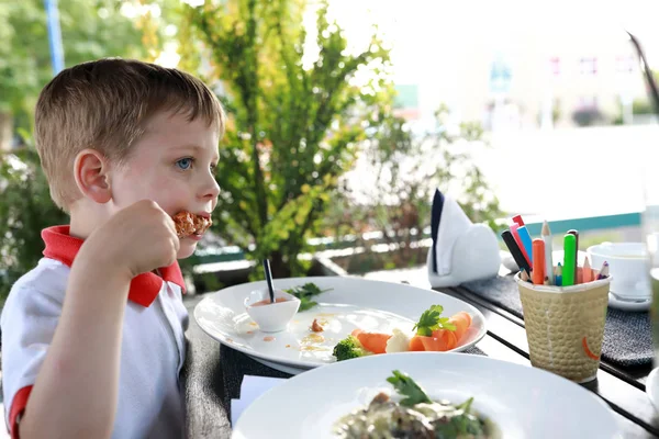 Niño comiendo kebab — Foto de Stock