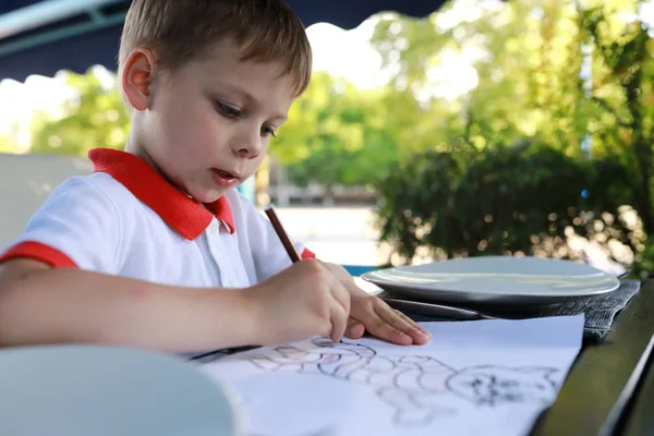 Child drawing with pencil — Stock Photo, Image