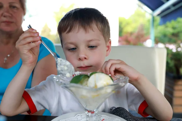 Jongen die ijs eet — Stockfoto