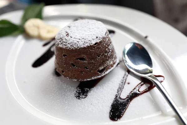 Schokoladenfondant auf weißem Teller — Stockfoto