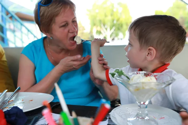 Kleinzoon voedt roomijs met grootmoeder — Stockfoto