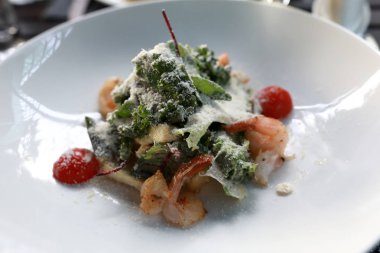 Karides sezar salatası ile Tabak