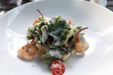 karides Sezar salatası