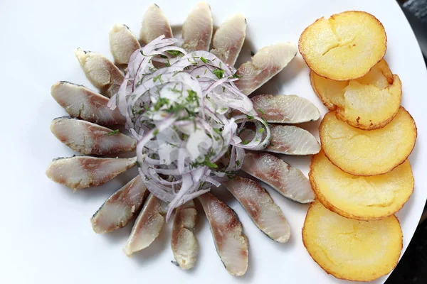 Patates ve soğan ile dilimlenmiş ringa