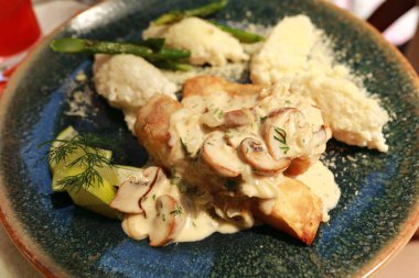 Mantar Soslu Fırında Pikeperch