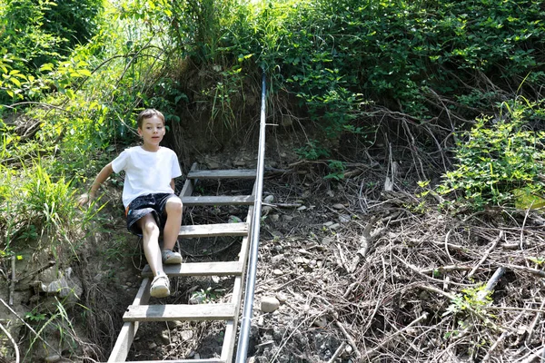 Enfant sur escalier en bois — Photo