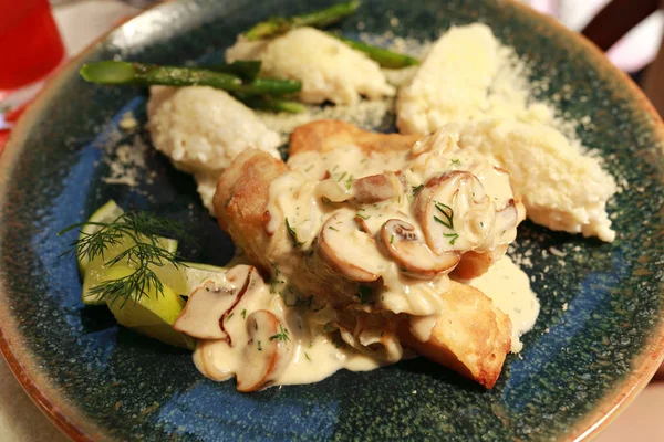 Mantar Soslu Fırında Pikeperch