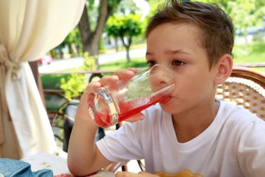 suyu içme çocuk
