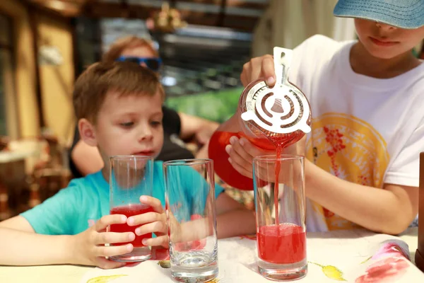 Criança derramando suco — Fotografia de Stock