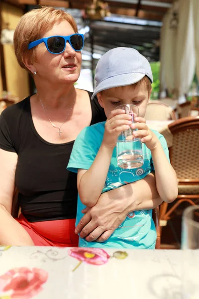 Großmutter mit Enkel im Café — Stockfoto