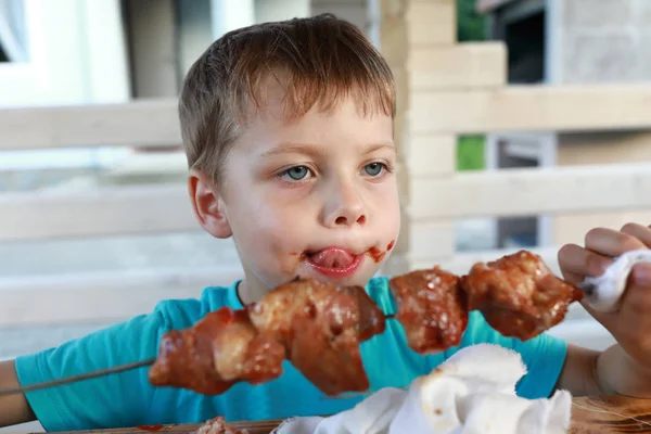 Kid comer kebab cuello de cerdo — Foto de Stock