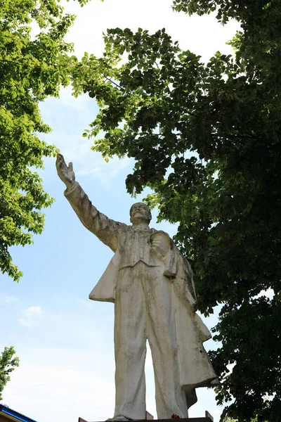 Monumento blanco de Vladimir Lenin —  Fotos de Stock