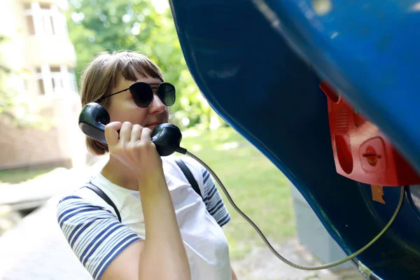 Женщина разговаривает по аналоговому телефону — стоковое фото