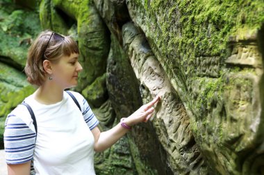 Dantovo Geçidi'ndeki kadın