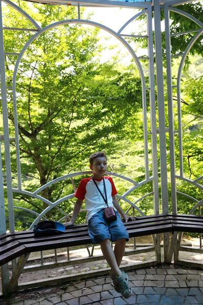 Menino sentado no gazebo em Dantovo Gorge — Fotografia de Stock