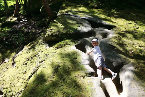 Enfant dans la gorge de Dantovo — Photo