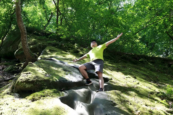 Homme dans les gorges de Dantovo — Photo