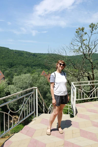 Donna in posa sul ponte di osservazione — Foto Stock