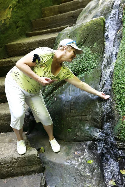 Dereden su ile el yıkama kadın