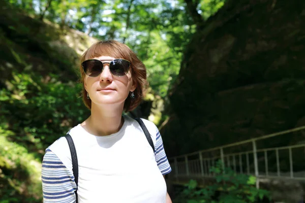 Mujer posando en Dantovo Gorge — Foto de Stock