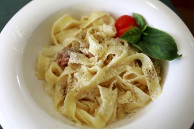 Rendelenmiş peynirli makarna